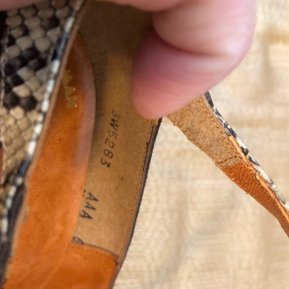 Stuart Weitzman pumps in brown suede - Picture 5 of 5